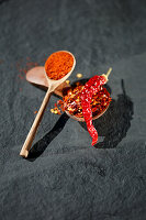 Getrocknete Chilischoten, Chiliflocken und Chilipulver