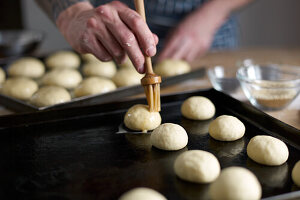 Mini-Buns mit Fett bepinseln