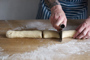 Teig für Mini-Buns portionieren
