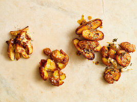 4 verschiedene knusprige Kartoffeln - Poutine-Style, mit Salz und Essig, Smashed