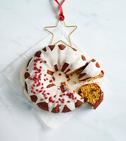 Früchtekuchen mit weißer Zuckerglasur