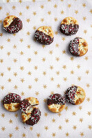 Cracker mit Salz-Karamell-Füllung und Schokoecke