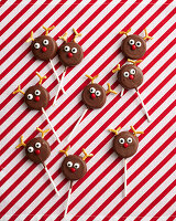 Schokoladen-Keks-Lollies mit Rentiermotiv