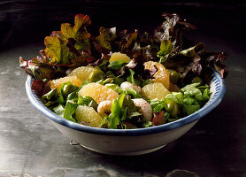 Mixed leaf salad with grapefruit and langoustines