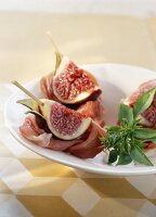Parma ham and fresh fig bite-size brochettes