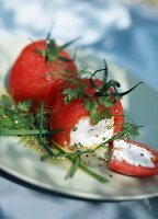 Gefüllte, geschälte Tomaten mit Ziegenfrischkäse
