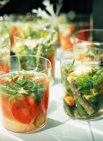 Sommersalate, in Gläsern serviert