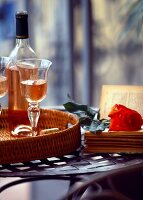 Stillleben mit Roséwein, Flasche, Rose, Buch