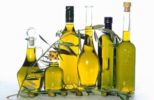 Verschieden Flaschen Olivenöl mit Olivenzweig