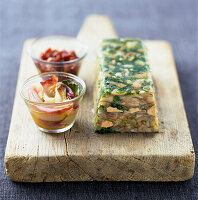 Terrine mit Endiviensalat