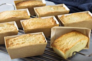 Financiers (Kleine Mandelkuchen, Frankreich) auf einem Abkühlgitter