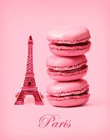 Drei rosa Macarons neben kleinem Eiffelturm (Paris)