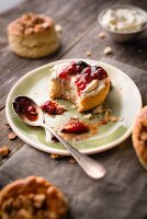 Müsli-Scones mit Himbeermarmelade und Sahne