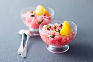 Granité aus Wassermelone mit gelben Tomaten und Pistazien (vegan)