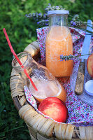 Selbstgemachter Aprikosen-Nektarinen-Saft mit Lavendel (vegan)