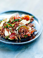 Roter Reis mit Tofu, Gemüse und Mandeln