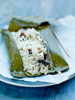 Klebreis mit Schweinefleisch und Jujube im Bananenblatt