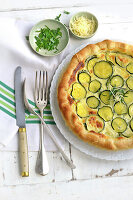 Zucchini-Pizza mit Greyerzer und Petersilie (vegetarisch)