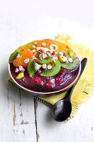 Smoothie Bowl mit bunten Früchten und Dinkelflocken (vegan)
