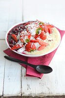 Smoothie Bowl mit Kirschen, Erdbeeren, Banane und Kokos (vegan)