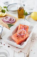 Lachs im Backpapier, vor dem Garen