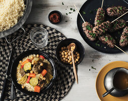 Couscous mit Fleisch und Gemüse, Lammhackfleisch-Spieße vom Grill