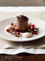 Chocolate mousse pudding with meringues and dried rasperries