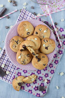 Cookies mit weisser und schwarzer Schokolade