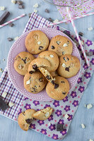 White and dark chocolate cookies