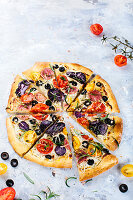 Pizza mit Tomaten und lila Kartoffeln (vegetarisch)