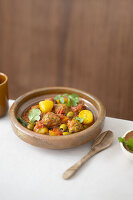 Keftas-Tajine mit Oliven und Kartoffeln