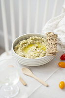 Grüne Tapenade mit Estragon, grünen Oliven und gemahlenen Mandeln