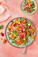 Wassermelonensalat mit bunten Tomaten und Gurken