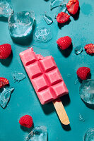 Himbeer-Joghurt-Eis am Stil