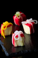 Camembert-Häppchen im Entenbrustmantel in Form kleiner Geschenkpäckchen