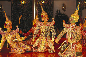 Dancers in traditional costumes, Oriental Hotel, Bangkok, Thailand, Asia