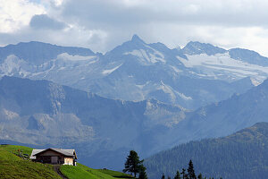 Almhütte, Bergmassiv, Großglockner, Nationalpark Hohe Tauern, Salzburger Land, Österreich