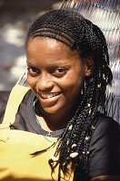 Portrait einer junger Frau mit Afrozöpfchen, Sainte Anne, Guadeloupe, Karibik