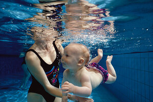 Baby taucht Unterwasser, Tauchen, Babytauchen