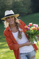 Junge Frau mit einem Strauß Tulpen, Brannenburg, Oberbayern, Bayern, Deutschland