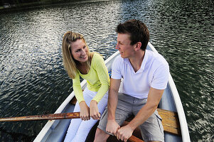 Junges Paar in einem Ruderboot, Lautersee, Mittenwald, Werdenfelser Land, Oberbayern, Deutschland