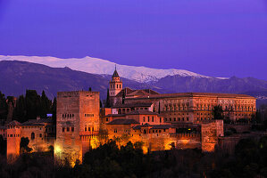 Alhambra mit Sierra Nevada, Granada, Andalusien, Spanien