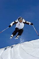 Skifahrer bei der Abfahrt, Südtirol, Italien, Europa