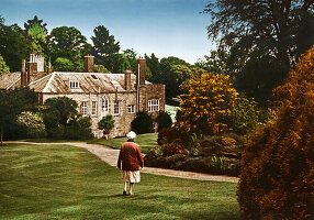 Alte Frau vor Herrenhaus Prideaux Place, Padstow, Cornwall, Südengland, Großbritannien, Europa