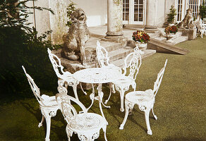 Gartentisch und Stühle vor einem Herrenhaus, Devon, Südengland, Großbritannien, Europa