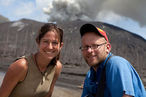 Geo Autor Roland Schulz mit Fotografin Ulla Lohmann, Tavurvur Vulkan, Rabaul, Ost-Neubritannien, Papua Neuguinea, Melanesien, Pazifik