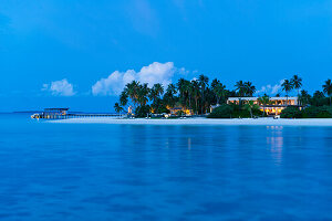 Blick auf Insel mit Park Hyatt Maldives Hadahaa am Abend, Gaafu Alifu Atoll, North Huvadhoo Atoll, Malediven