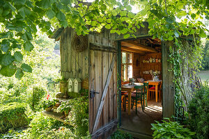 Gartenstillleben mit altem Gartenhäuschen, Freiamt, Emmendingen, Baden-Württemberg, Deutschland