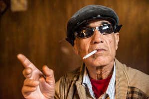 Mann mit Sonnenbrille und Zigarette, Amman, Jordanien, Naher Osten