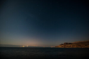 Sternenhimmel über dem Toten Meer mit Blick auf die Grenze zwischen Jordanien und Israel, Naher Osten